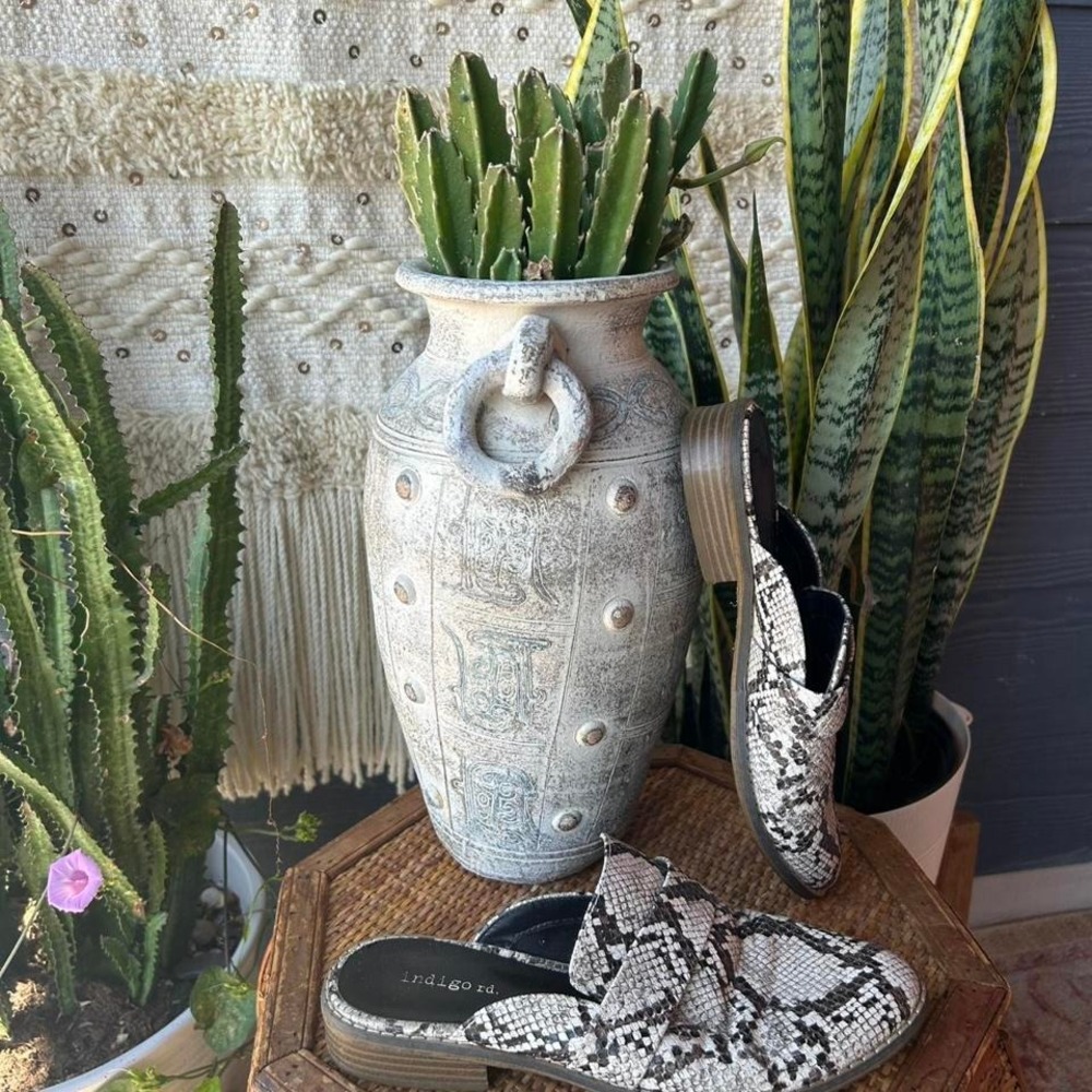 Snake print slip-on mules with a 1"‎ heel